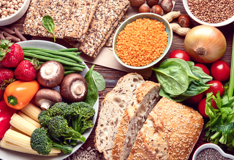 Vollkornbrot und Gemüse
