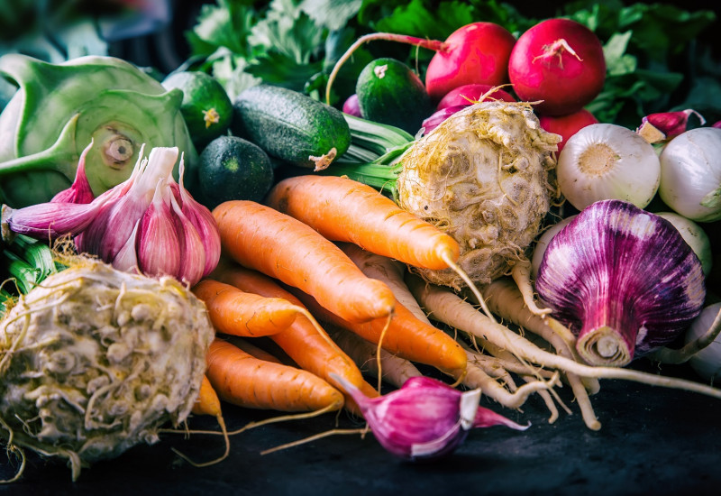 verschiedene Gemüse, wie Möhren, Sellerieknollen, Kohlrabi und Radieschen